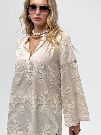 Блуза у витонченому відтінку warm beige з об’ємною вишивкою