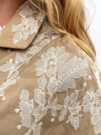 Витончена блуза у відтінку warm beige з об’ємною вишивкою